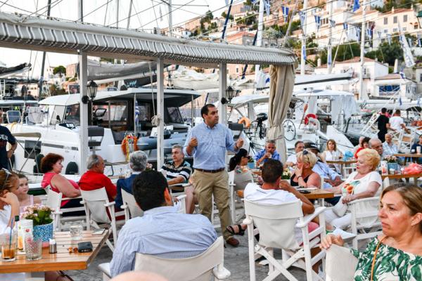 Ο Κώστας Κατσαφάδος στα "Μιαούλεια". Ομιλία και επαφές με τους πολίτες της Ύδρας