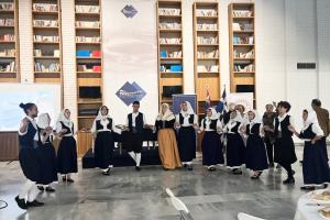 ΥΔΡΑ,   ΣΠΕΤΣΕΣ ΚΑΙ ΨΑΡΑ | Το χορευτικό τμήμα του Υδραϊκού Ναυτικού Ομίλου χάρισε υπέροχες στιγμές στην τελετή αδελφοποίησης