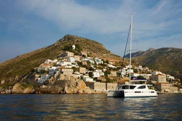 Η Ύδρα στο Forbes σαν ιδέα ταξιδιού με νοικιασμένο ιστιοπλοϊκό στα νερά της Μεσογείου