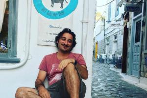 Ο Βασίλης Χαραλαμπόπουλος ταΐζει τις γατούλες της Ύδρας