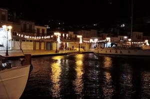 Στολίστηκε η Ύδρα για τα Χριστούγεννα!