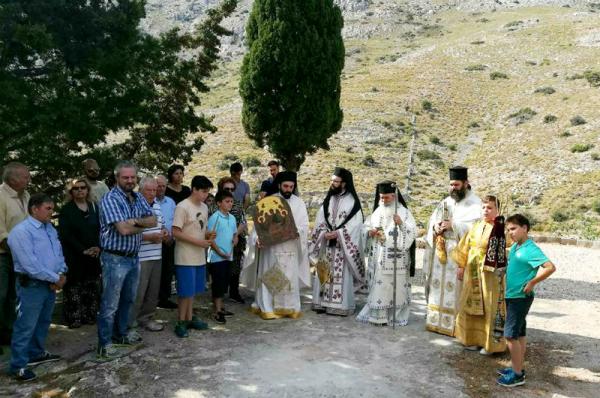 Πλήθος κόσμου στην Ιερά Πανήγυρη της Μονής της Αγίας Τριάδας