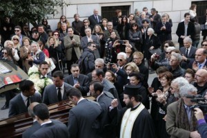 Πλήθος κόσμου στην εξόδιο ακολουθία του Παναγιώτη Τέτση στην Αθήνα