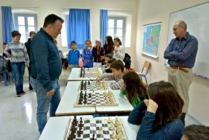 Μεγάλη συμμετοχή από παιδιά και νέους στο σκάκι σιμουλτανέ του SwimRun Hydra