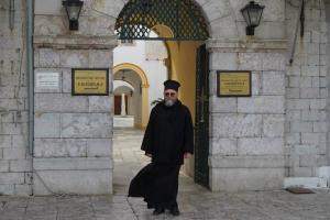 Πανηγυρικά ήχησαν  οι καμπάνες του Ιστορικού Μοναστηριού, νυν Καθεδρικού Ναού της Ύδρας. Ευχές από τον πρωτ. Α. Δαρδανό