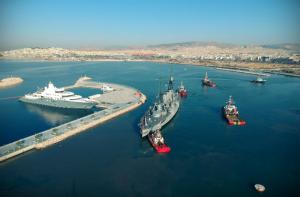 Το θωρηκτό ΑΒΕΡΩΦ πλέει για Θεσσαλονίκη. Διπλή τιμή για τους Υδραίους Π. Κουντουριώτη και Ν. Βότση