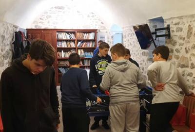 Τελευταία προ εορτών συνάντηση των νέων της Ύδρας με δώρο βιβλίο για τους κινδύνους του διαδικτύου