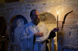 Με ιδιαίτερη κατάνυξη ο Πανηγυρικός Εσπερινός στον Ναό του Αγίου Γεωργίου του Καθολικού, στην Παλαιά Χώρα Αιγίνης