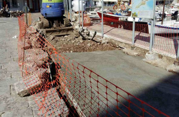 Επισκευαστικά έργα στην πλακόστρωτη παραλία του λιμανιού της Ύδρας
