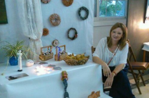 Η Μαρία Λάσκαρη δίνει σχήμα στον πηλό φτιάχνοντας πρωτότυπες δημιουργίες