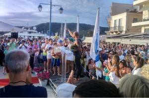 Συγκινητική υποδοχή του Σπύρου Ροή και τιμητική πλακέτα από τον Δήμαρχο Πόρου