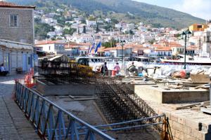 Συνεχίζονται οι επισκευαστικές εργασίες στο λιμάνι της Ύδρας