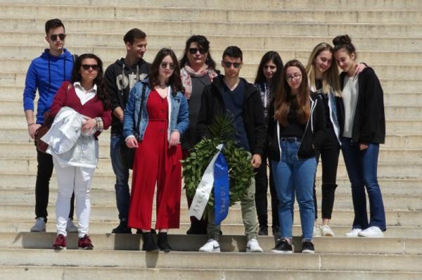 Οι μαθητές του Λυκείου της Ύδρας στεφάνωσαν τον Ανδρέα Μιαούλη στη Σύρο