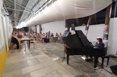 Με τον Νίκο Ξυδάκη στο πιάνο, ταξίδεψε μουσικά η ποίηση του Μίλτου Σαχτούρη στη δημοτική αγορά