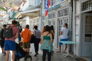 Ποιες συναλλαγές  δεν θα διενεργούνται μέσω των τραπεζικών καταστημάτων από σήμερα