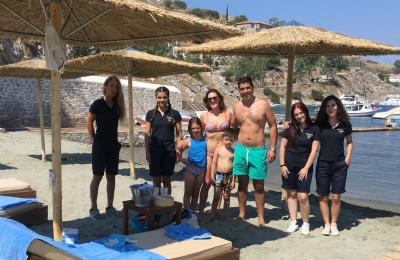 Άνοιξε σήμερα η παραλία του Mandraki Beach Hydra. Οι πρώτοι επισκέπτες απολαμβάνουν μπάνιο και ανέσεις