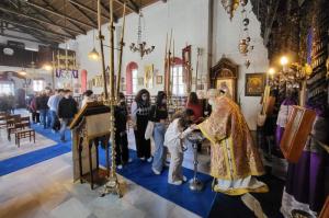 Ο Μητροπολίτης ΕΦΡΑΙΜ τέλεσε την Προηγιασμένη Θ. Λειτουργία στον Ι. Ναό της Αγίας Βαρβάρας για τα παιδιά του Λυκείου Ύδρας