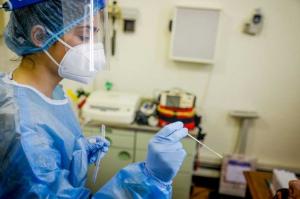 Νέο αρνητικό ρεκόρ κρουσμάτων! 2056 κρούσματα Κορωνοϊού, 135 διασωληνωμένοι και 6 ακόμα θάνατοι