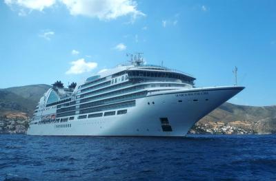 Το υπερπολυτελές κρουαζιερόπλοιο Seabourn Encore στην Ύδρα