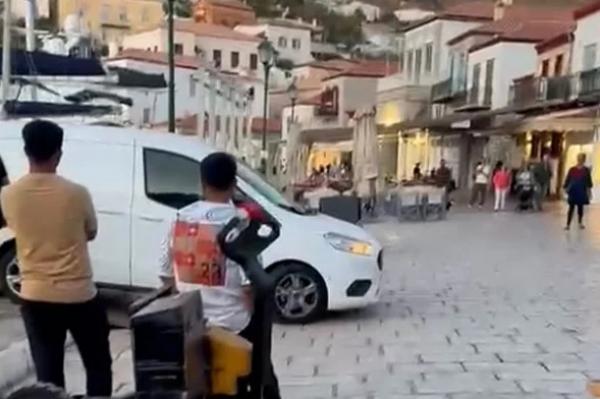 SOS   για την Ύδρα από το "Πρώτο Θέμα" | Παρά τον νόμο, «πλημμυρίζει» από αυτοκίνητα, μηχανάκια και ποδήλατα