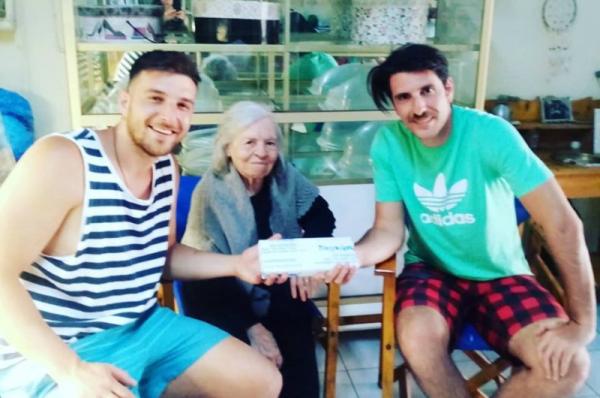 O Μελέτης  από τις "Αγριες Μέλισσες" δοκίμασε Υδραίικο ζαχαρομπακλαβά και του φάνηκε εξαιρετικός