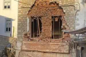 Κατέρρευσε   η πρόσοψη του ετοιμόρροπου κτηρίου στην παραλία – Σε απόγνωση οι πολίτες