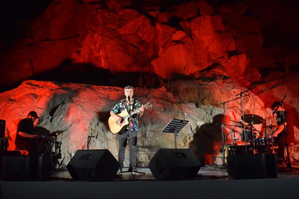 Πλήθος κόσμου  στο ΙΑΜΥ για τη συναυλία με τον εξαιρετικό καλλιτέχνη Φοίβο Δεληβοριά