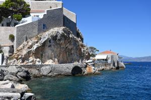 Οι ηλιόλουστες περιοχές έχουν λιγότερους θανάτους από Covid-19