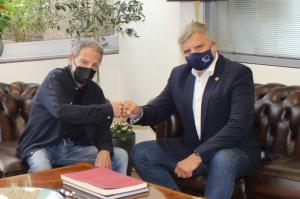 Συνάντηση του Περιφερειάρχη Αττικής Γ. Πατούλη με τον μεγάλο Έλληνα συνθέτη Σταύρο Ξαρχάκο