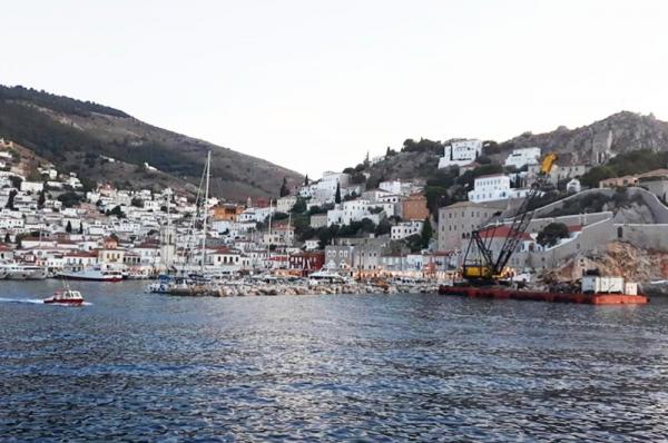 Τι απαντά  η Περιφέρεια Αττικής για την επισκευή του λιμανιού της Ύδρας και τον πλωτό γερανό