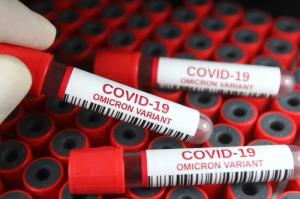 Όμικρον:   Μολύνει περισσότερα παιδιά κάτω των πέντε ετών, αλλά λιγότερο σοβαρά