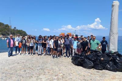 Με επιτυχία  η δράση καθαρισμού απορριμμάτων από τις ακτές από το ΔΛΤΥ και τους μαθητές Γυμνασίου