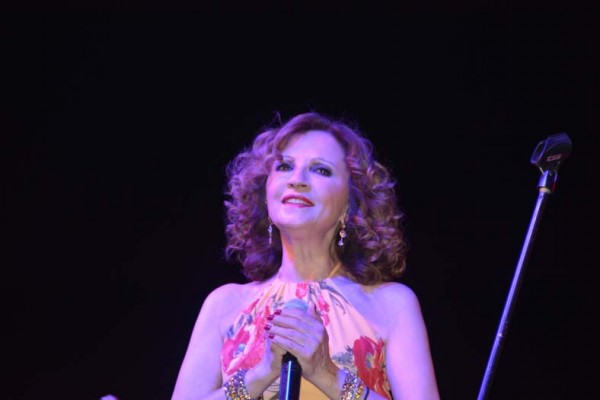 H Γλυκερία "γλύκανε" τα Μιαούλεια με τα τραγούδια της