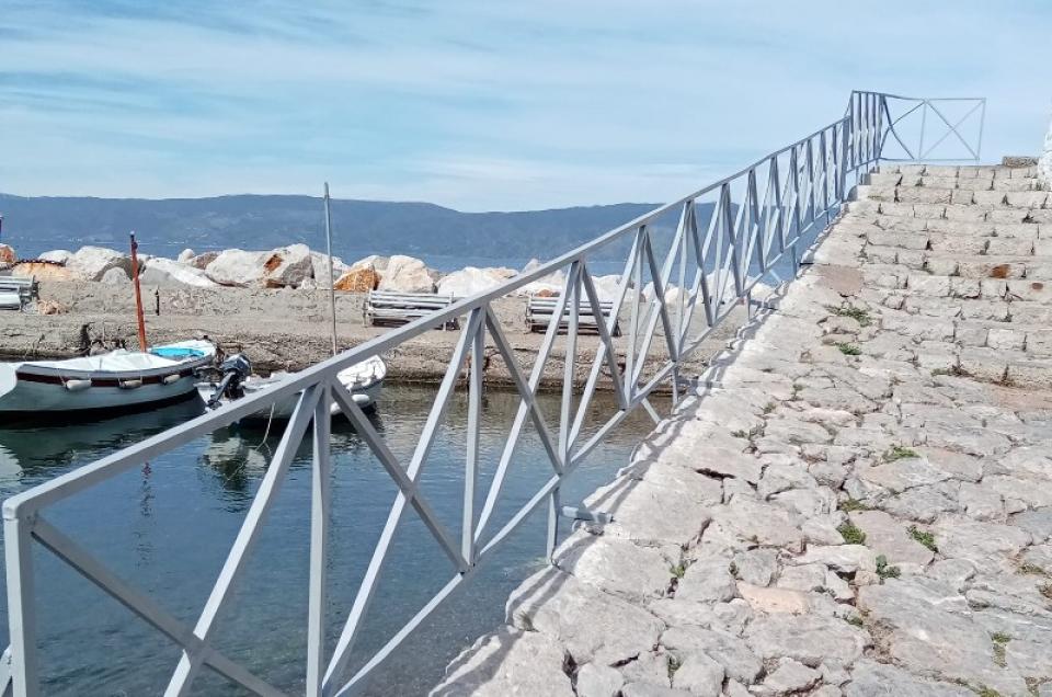 Τοποθετήθηκε σιδερένιο κάγκελο προστασίας στις σκάλες προς το λιμάνι στο Καμίνι