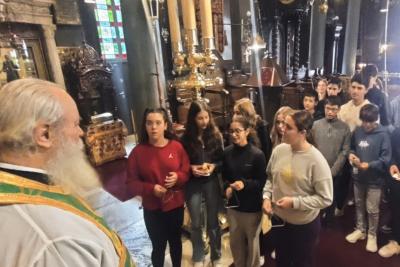 Οι μαθητές  του 1ου Δημοτικού τραγούδησαν τα χριστουγεννιάτικα κάλαντα στον Μητροπολίτη Ύδρας κ. ΕΦΡΑΙΜ