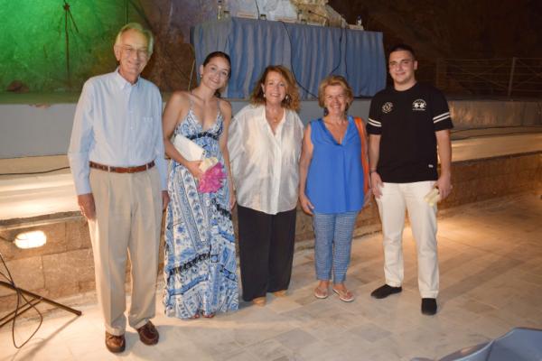 Συγκινητική βραδιά μνήμης και αριστείας στο ΙΑΜΥ | Βράβευση αριστούχων μαθητών του Λυκείου Ύδρας από το ΙΠΕΠ