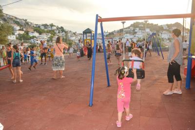 Παραδόθηκε στα παιδιά της Ύδρας η σύγχρονη παιδική χαρά και ο υπαίθριος αθλητικός χώρος