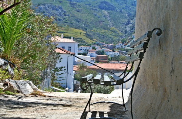 Τα παγκάκια έτοιμα για την καλοκαιρινή σεζόν