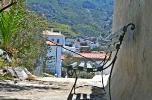 Τα παγκάκια έτοιμα για την καλοκαιρινή σεζόν