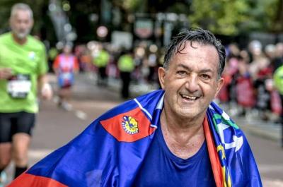 Κώστας Κεχαγιόγλου  - Τερμάτισε στον Μαραθώνιο του Λονδίνου με την σημαία της Ύδρας