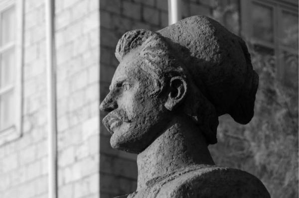 Όταν ο Αντώνης Οικονόμου δικαιώθηκε. Ο Χρήστος Χριστοδούλου ανέσυρε από την αφάνεια τον αγωνιστή και ήρωα της Ύδρας