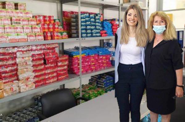 Η Αντιδήμαρχος  Ύδρας Μαίρη Κάτσικα ευχαριστεί την Πόπη Σωτηροπούλου για την δωρεά της