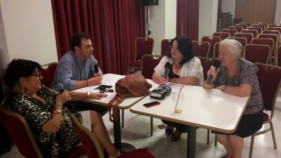 Ο Δημήτρης Αλφιέρης δίνει το μικρόφωνο στην "τρίτη ηλικία"