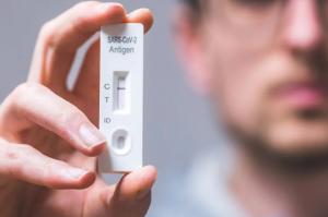 Δεν είναι όλα Covid-19: Τι συμβαίνει με όσους έχουν υψηλό πυρετό και βήχα, αλλά αρνητικά rapid test