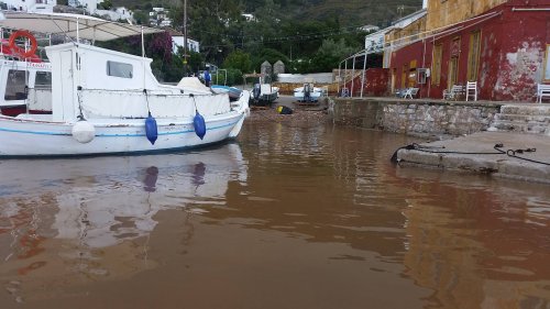 Η θάλασσα του Καμινιού με... άλλο χρώμα μετά τη βροχή