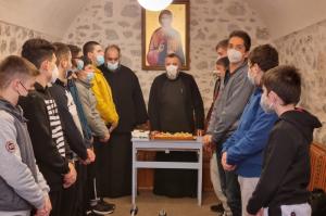 Συνάντηση και κοπή αγιοβασιλόπιτας της συντροφιάς των νέων του Γυμνασίου και του Λυκείου στο Εντευκτήριο της Μητρόπολης