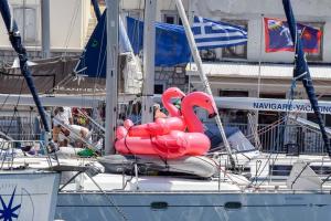 Είναι η μόδα του καλοκαιριού. Φλαμίνγκο και φουσκωτά πολιορκούν την Ύδρα