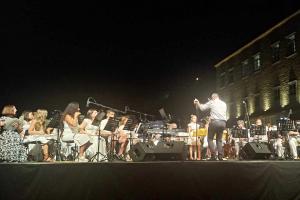 Ενθουσίασε η Φιλαρμονική και η Λαϊκή Ορχήστρα του Μουσικού Συλλόγου Ύδρας απόψε στο λιμάνι