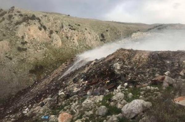 Φωτιά στον Χώρο εναπόθεσης απορριμμάτων στο Μανδράκι της Ύδρας