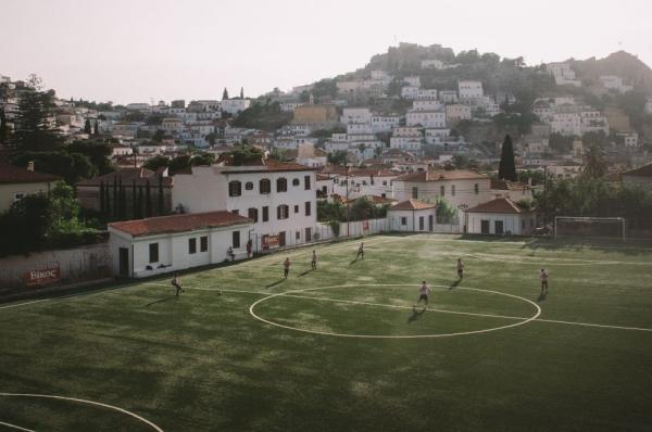 Athens Voice:  Στην Ύδρα βρίσκεται το πιο όμορφο γήπεδο ποδοσφαίρου της Ελλάδας